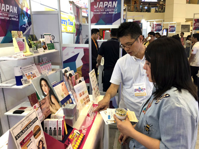 フィリピン・マニラのトライノマモールで行われた健康長寿広報展 in マニラ（JAPAN HEALTHY LIFESTYLE EXHIBITION in Manila）に参加